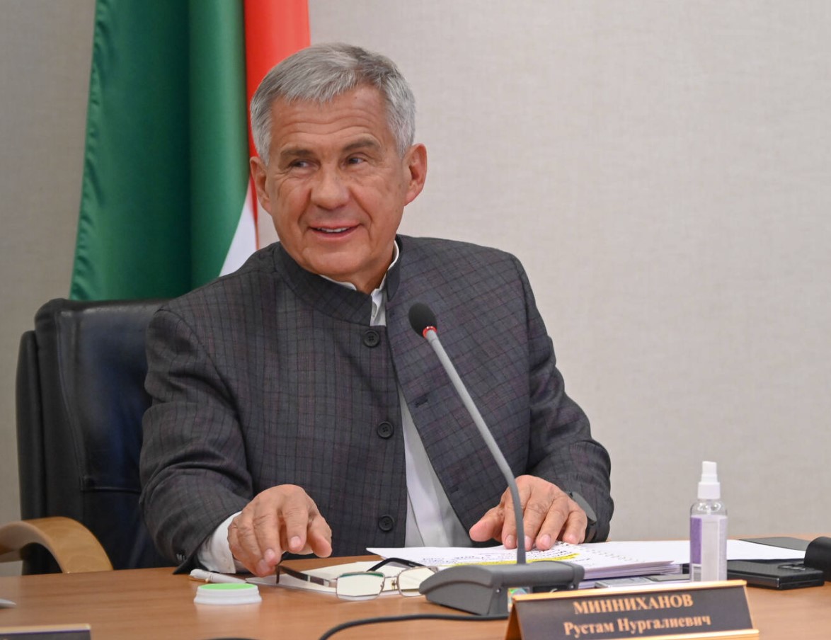 Минниханов присвоил почетные звания спасателям и врачу