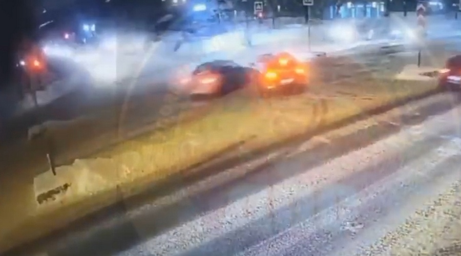 В столкновении четырех авто в Казани пострадала женщина