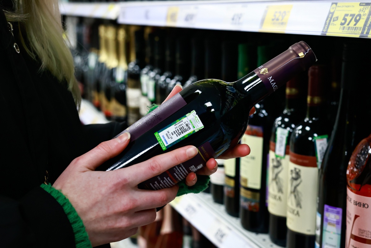 Тусовка в баре. Алкогольный вечер. Вечеринка с бухлом. Стол с выпивкой. Столик бар.