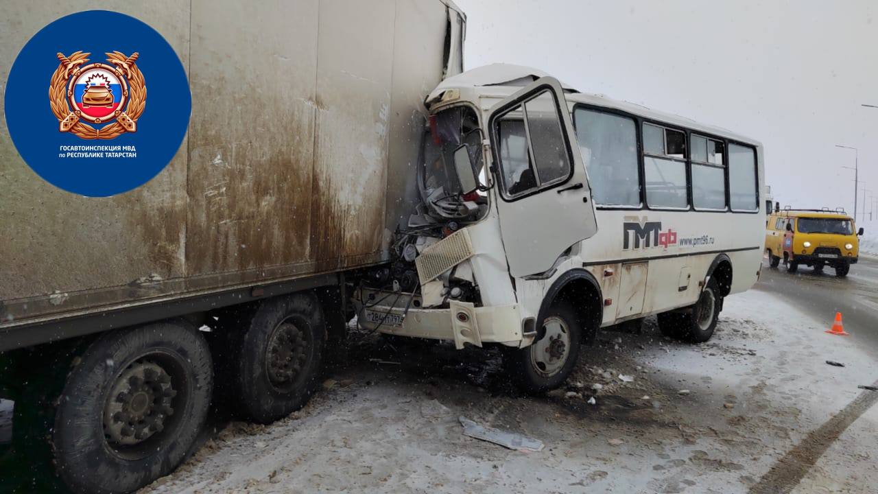 На трассе в Татарстане автобус с 10 пассажирами врезался в грузовик