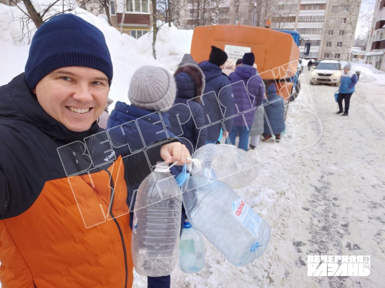 На улице Братьев Касимовых в Казани прорвало водопровод