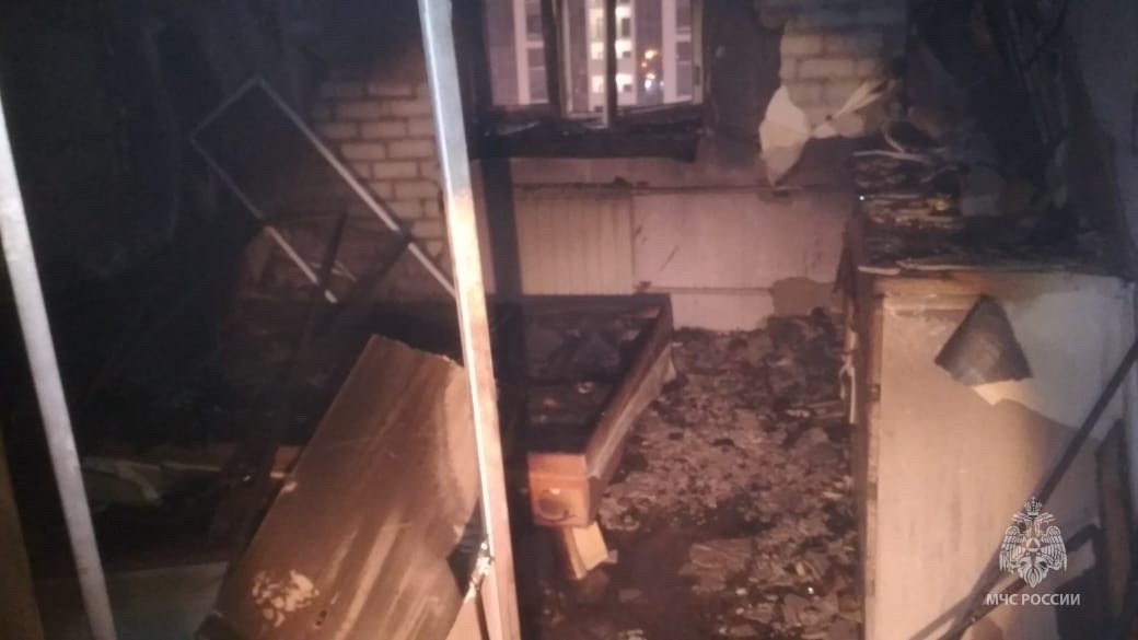 В пожаре из-за замыкания люстры в Казани спасли шесть человек