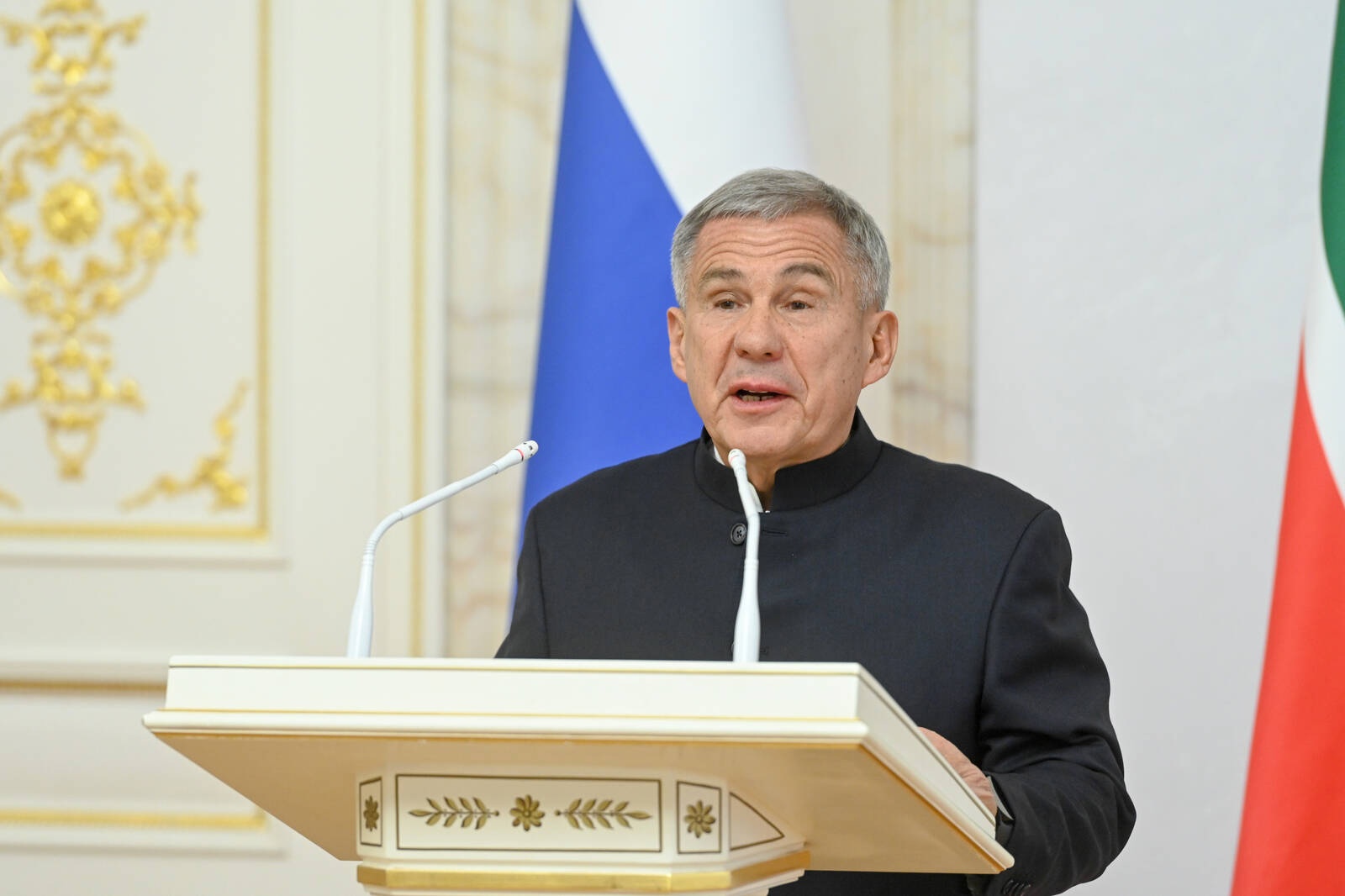Минниханов вручил награды за достижения в науке и технике
