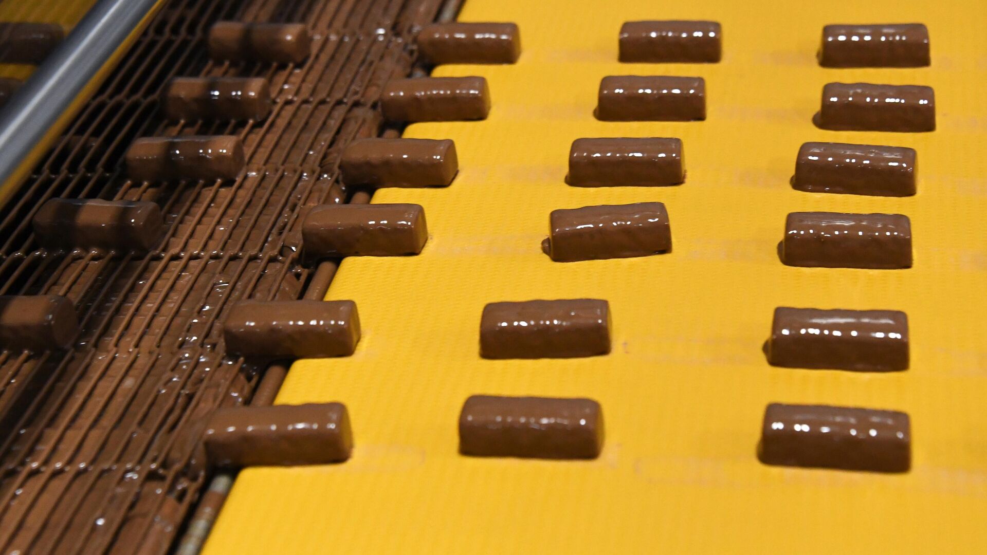 Шоколад подорожает. Кондитерская фабрика Анкон. Завод шоколада. Оранж фабрика шоколада. Производство шоколада на фабрике.