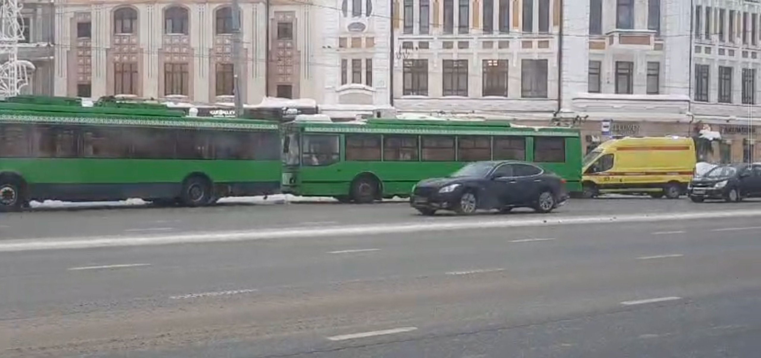 Два троллейбуса врезались друг в друга на Тукая в Казани