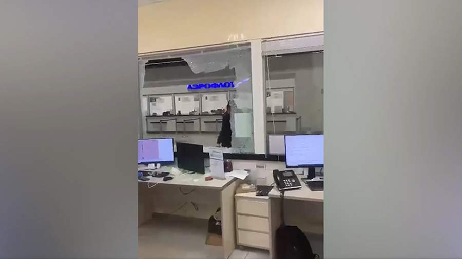 В Шереметьево опоздавший пассажир разбил стекло на стойке «Победы»
