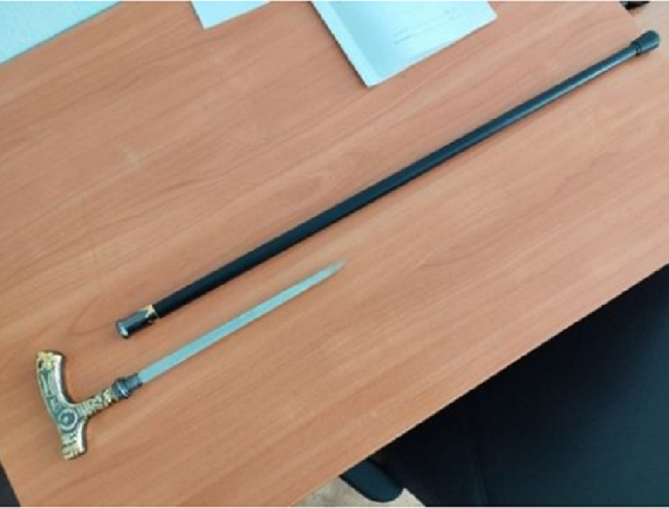 В Челнах пенсионерка пришла в суд со спрятанным в трости лезвием