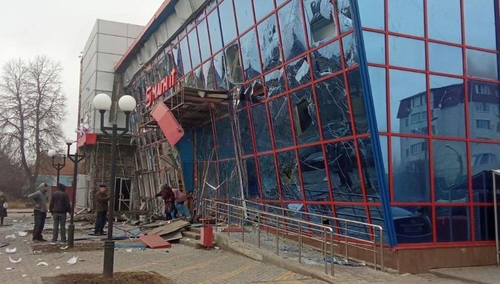 Шесть посетителей ТЦ погибли при ракетном обстреле Белгорода