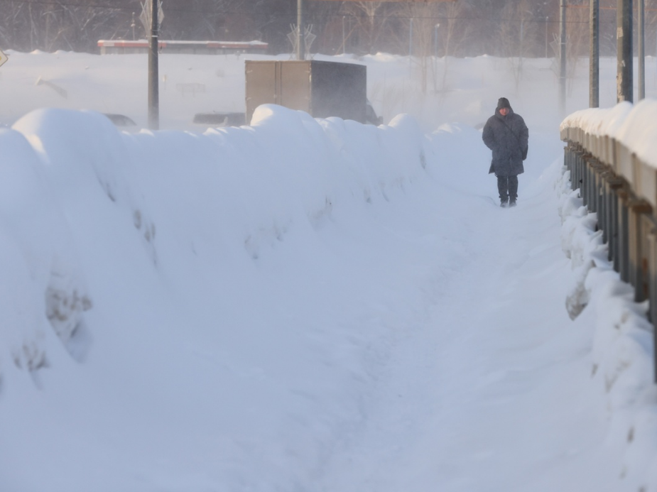 Единственный въезд в казанский поселок оказался под снегом