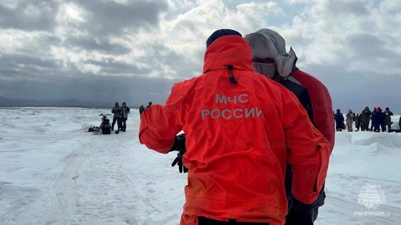 На Сахалине спасли более 80 рыбаков, застрявших на льдине