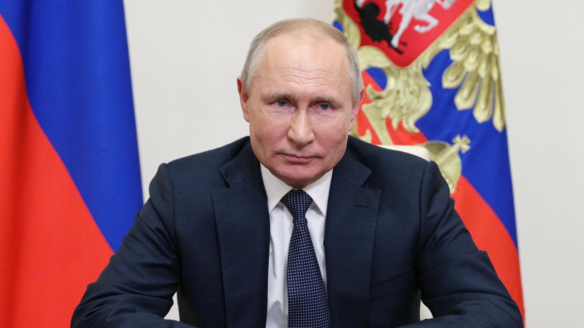 Путин поручил правительству повысить реальные доходы россиян