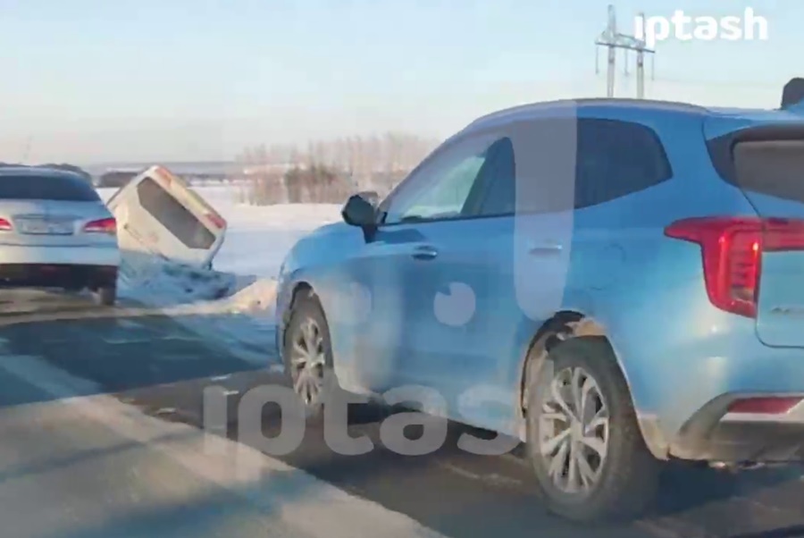 Автобус с десятками пассажиров опрокинулся в кювет в Татарстане