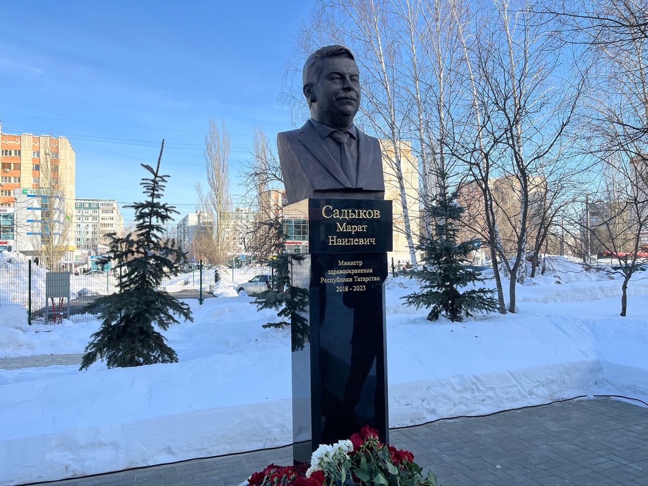 На территории седьмой горбольницы открыли бюст Марата Садыкова