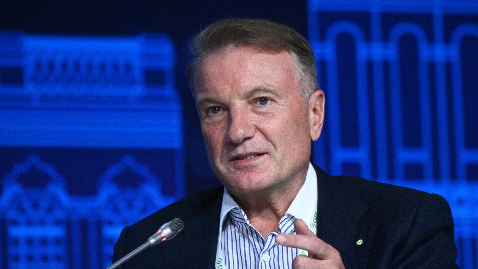 Греф назвал рискованным единый QR-код для оплаты покупок