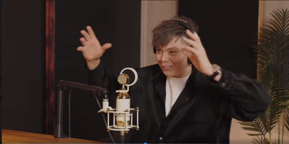 Элвин Грей признался, что страдает двусторонней тугоухостью