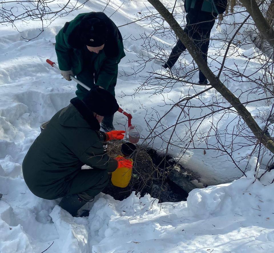 Незаконный слив из канализационного люка нашли в Зеленодольске