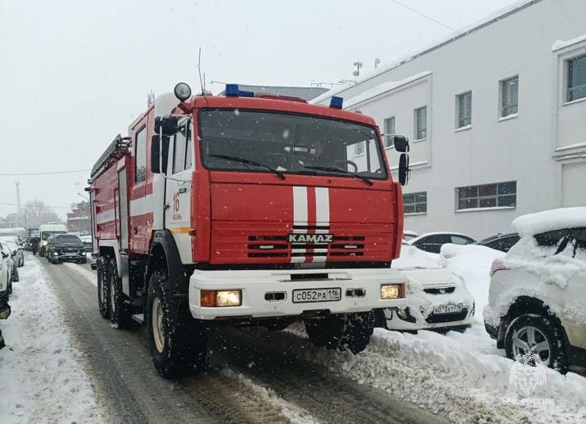 В Казани загорелись два частных дома