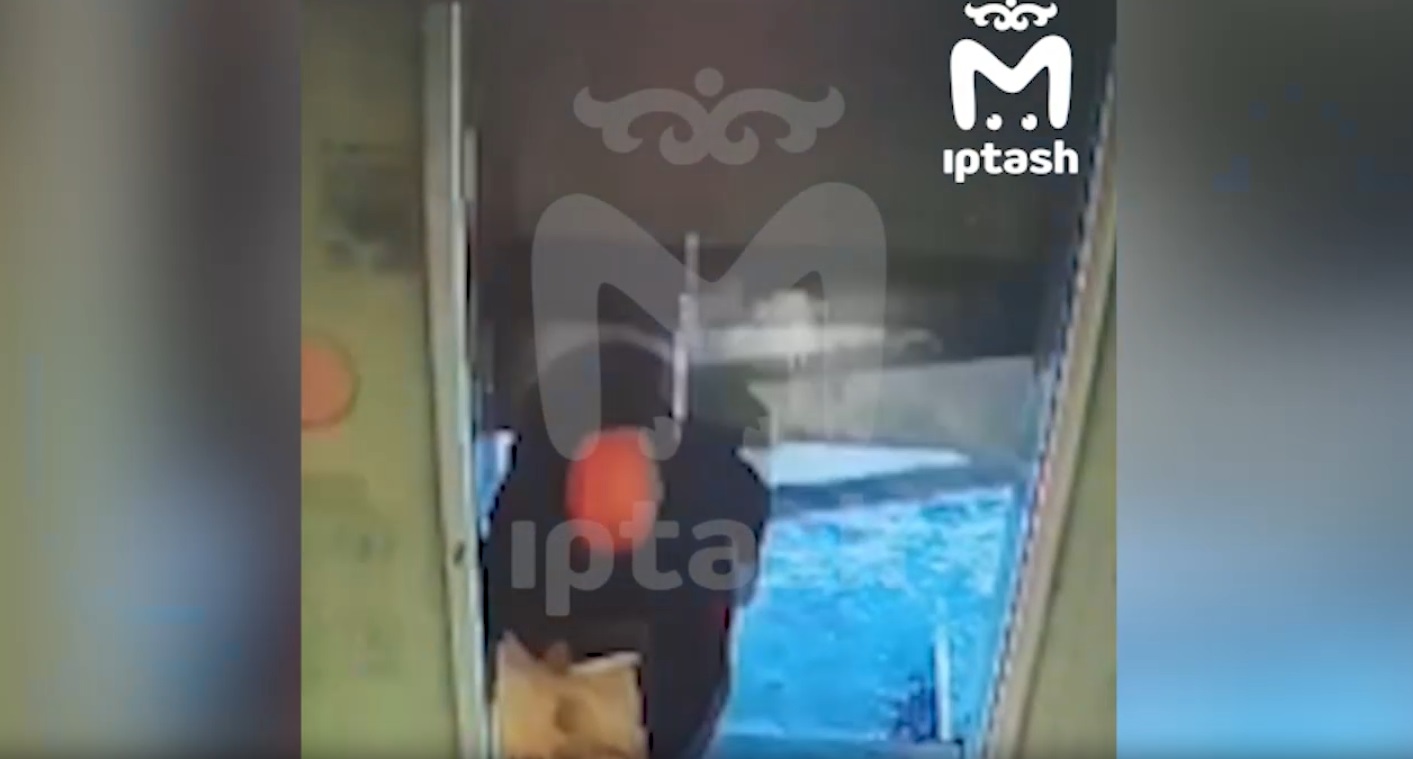 В Казани женщина успела зайти в магазин за секунду до обрушения крыши