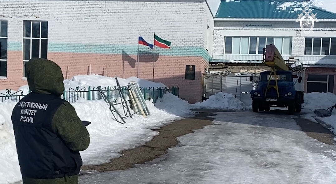 Директора школы Татарстана, где снег упал на девочку, обвинили в халатности