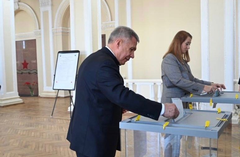 Минниханов вместе с супругой проголосовал на президентских выборах