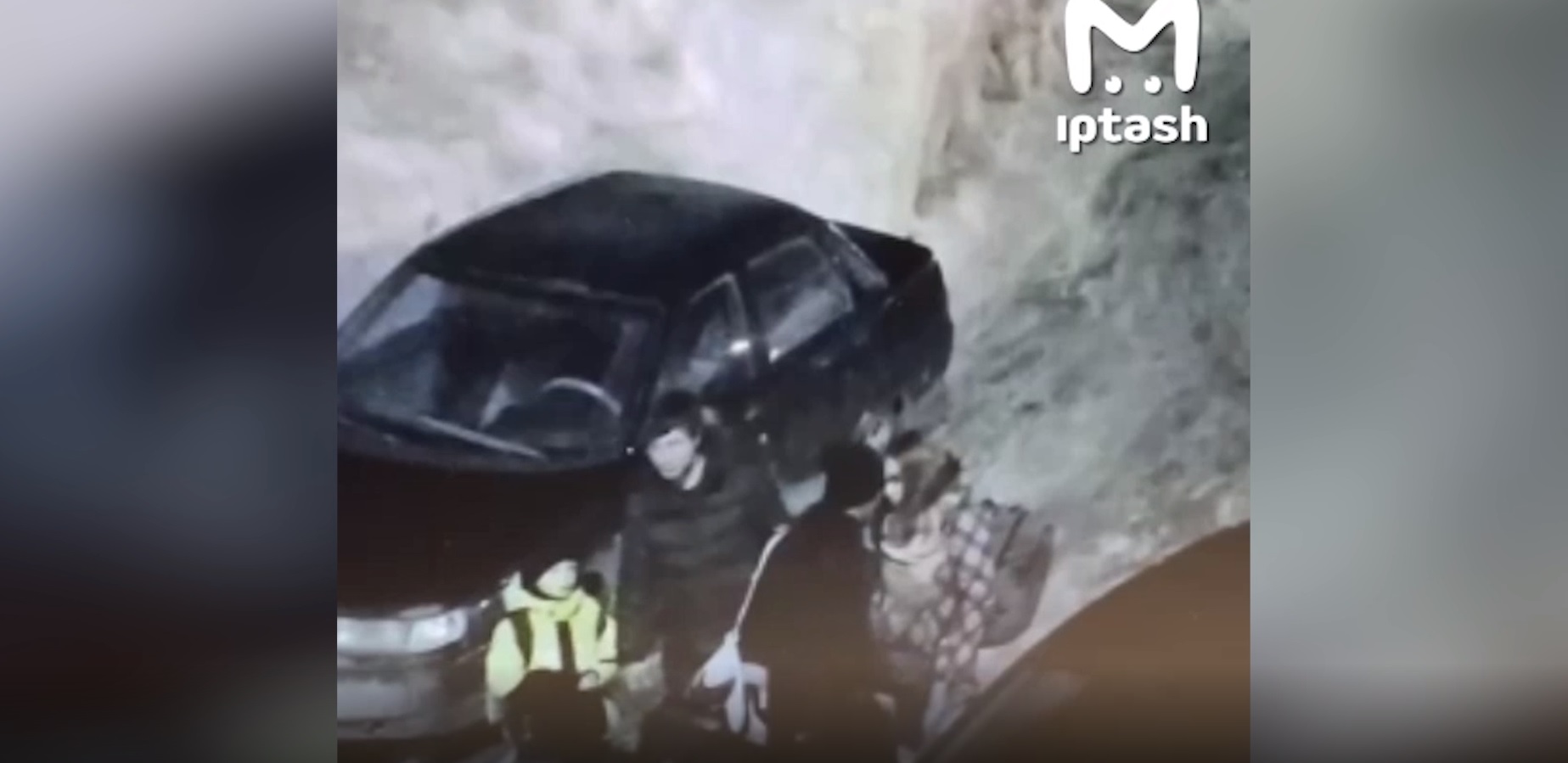 В Казани на Тукая двое парней и девушка с ребёнком обчистили подъезды