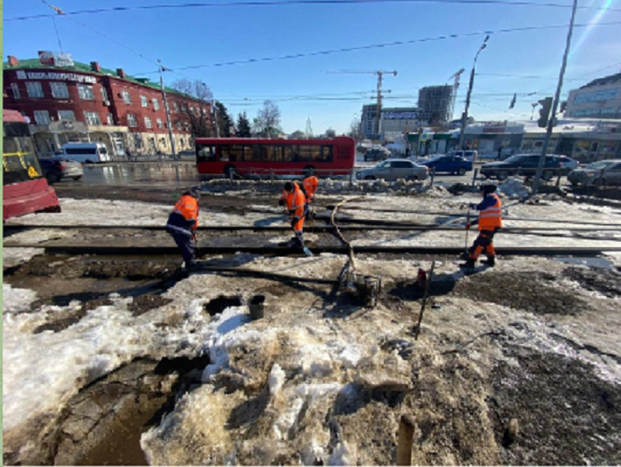 Метроэлектротранс круглосуточно откачивает воду с трамвайных путей