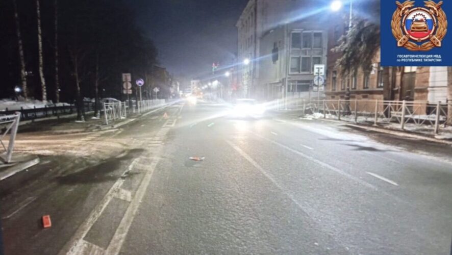 Водитель BMW на зебре сбил женщину с двумя детьми в центре Казани