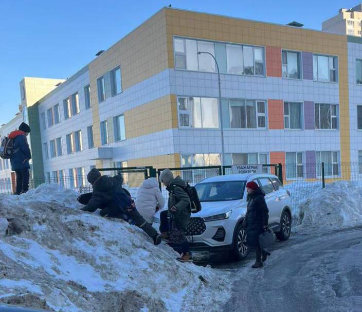 Оштрафован водитель, заблокировавший проход в школу №181 в Казани