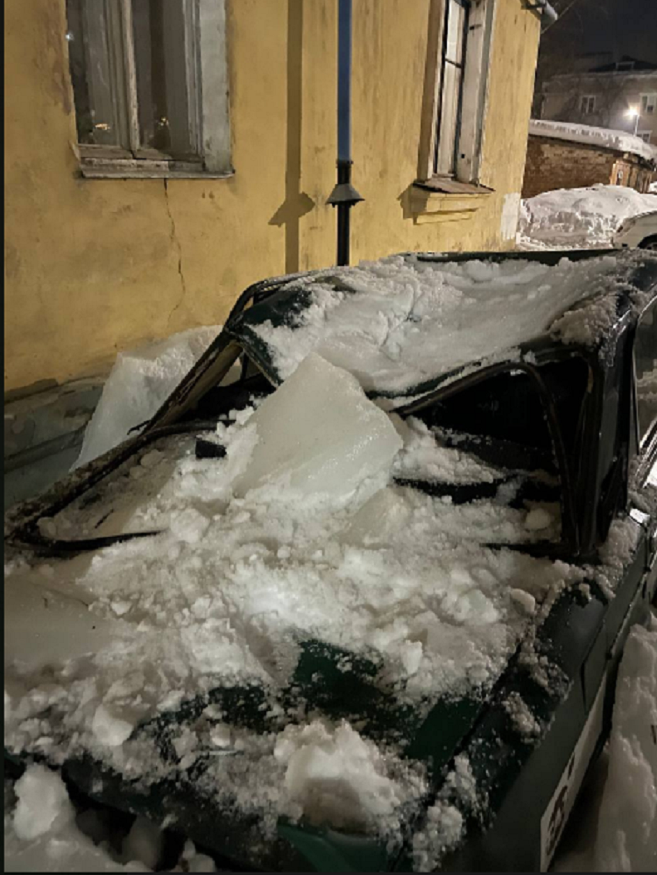 Прокуратура Казани занялась проверкой падения наледи на авто