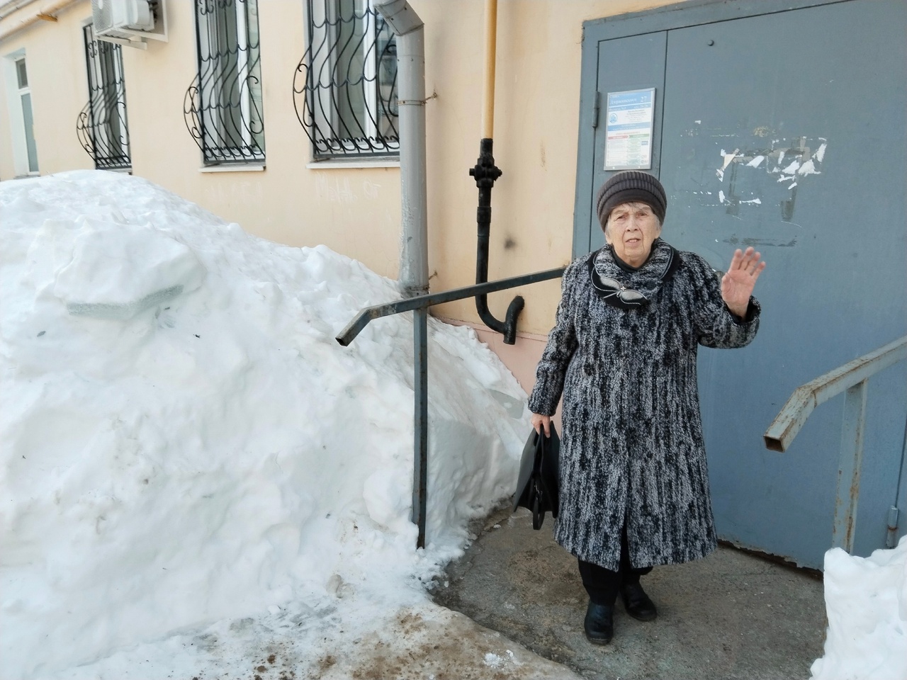 В Казани бабушка спасает дом из «снежного плена», пока чиновники  бездействуют