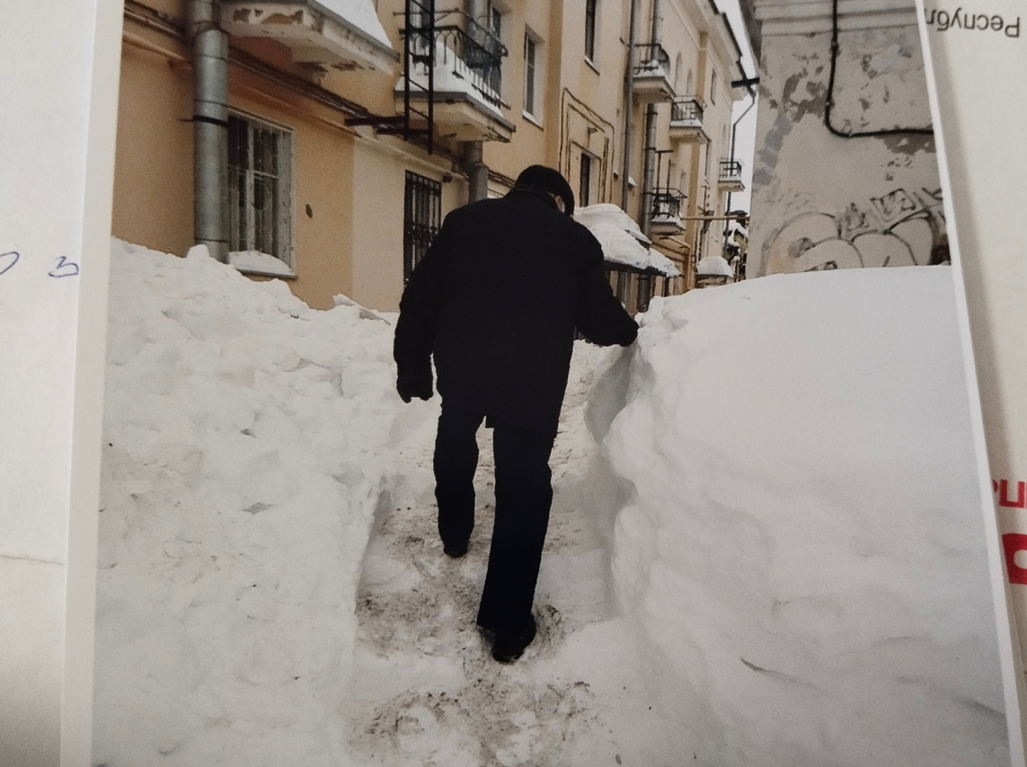 В Казани бабушка спасает дом из «снежного плена», пока чиновники  бездействуют