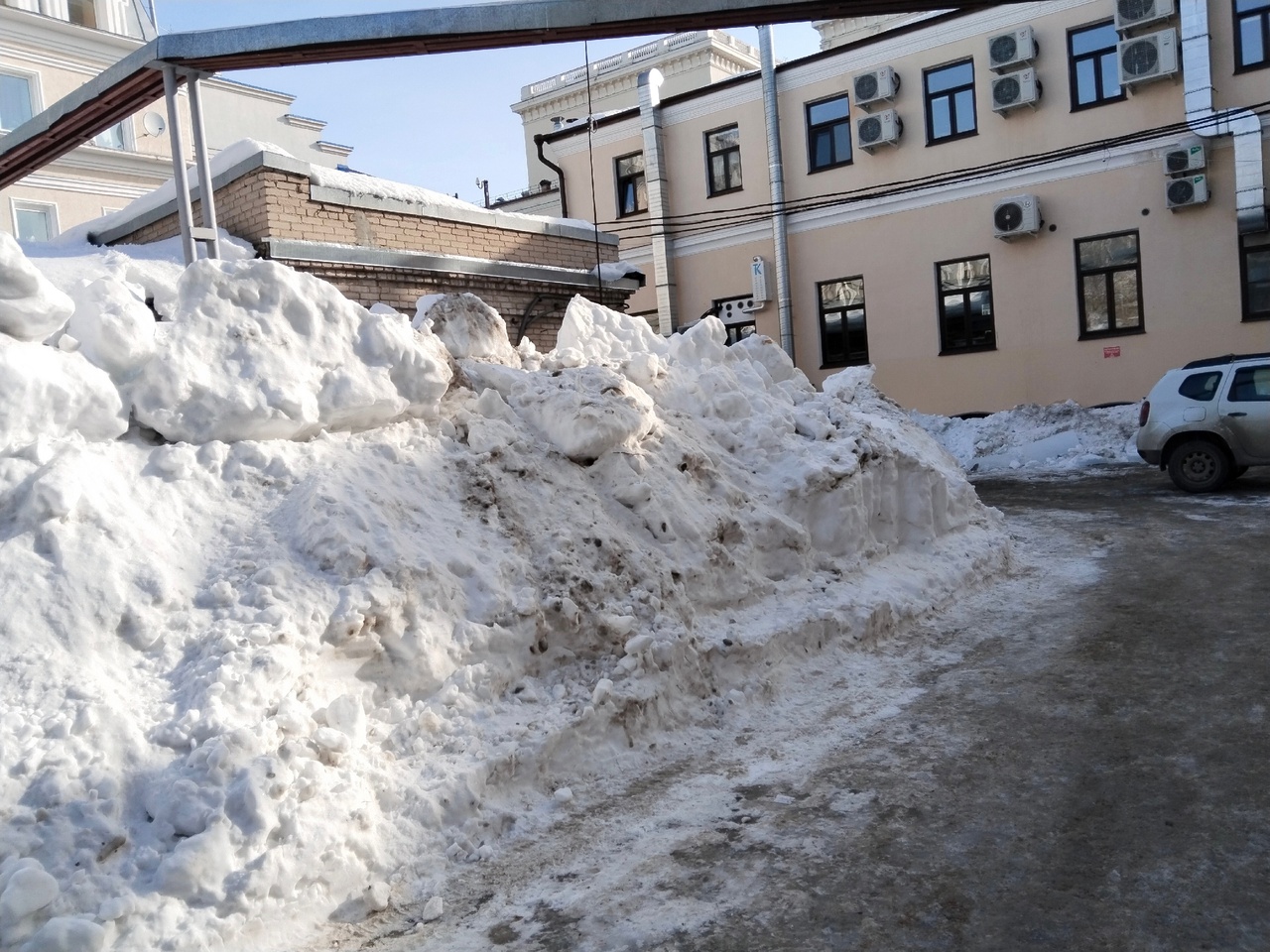 В Казани бабушка спасает дом из «снежного плена», пока чиновники  бездействуют