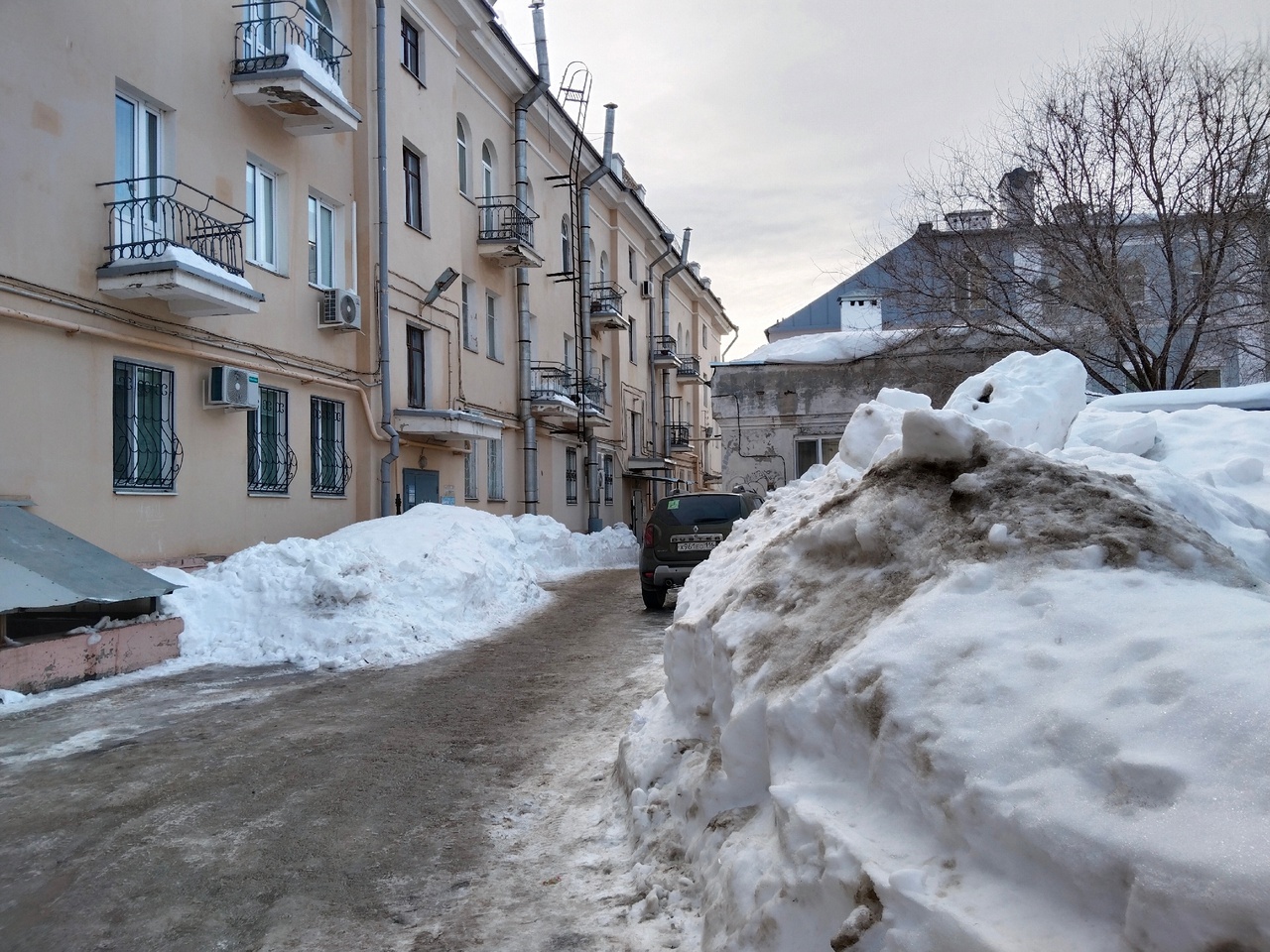 В Казани бабушка спасает дом из «снежного плена», пока чиновники  бездействуют