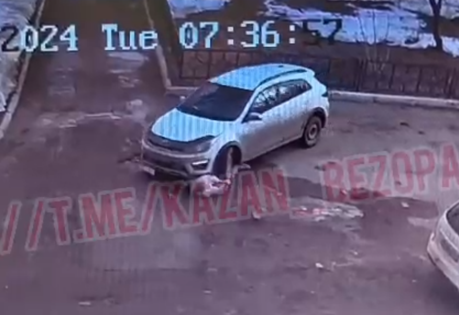 Водитель KIA в Казани сбил девушку, решившую зашнуровать обувь