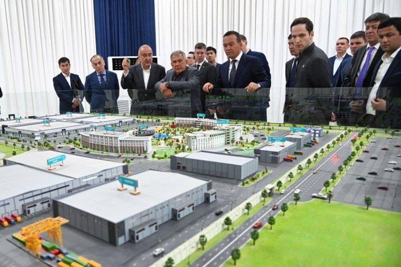 Минниханов посетил международный торговый центр в Узбекистане