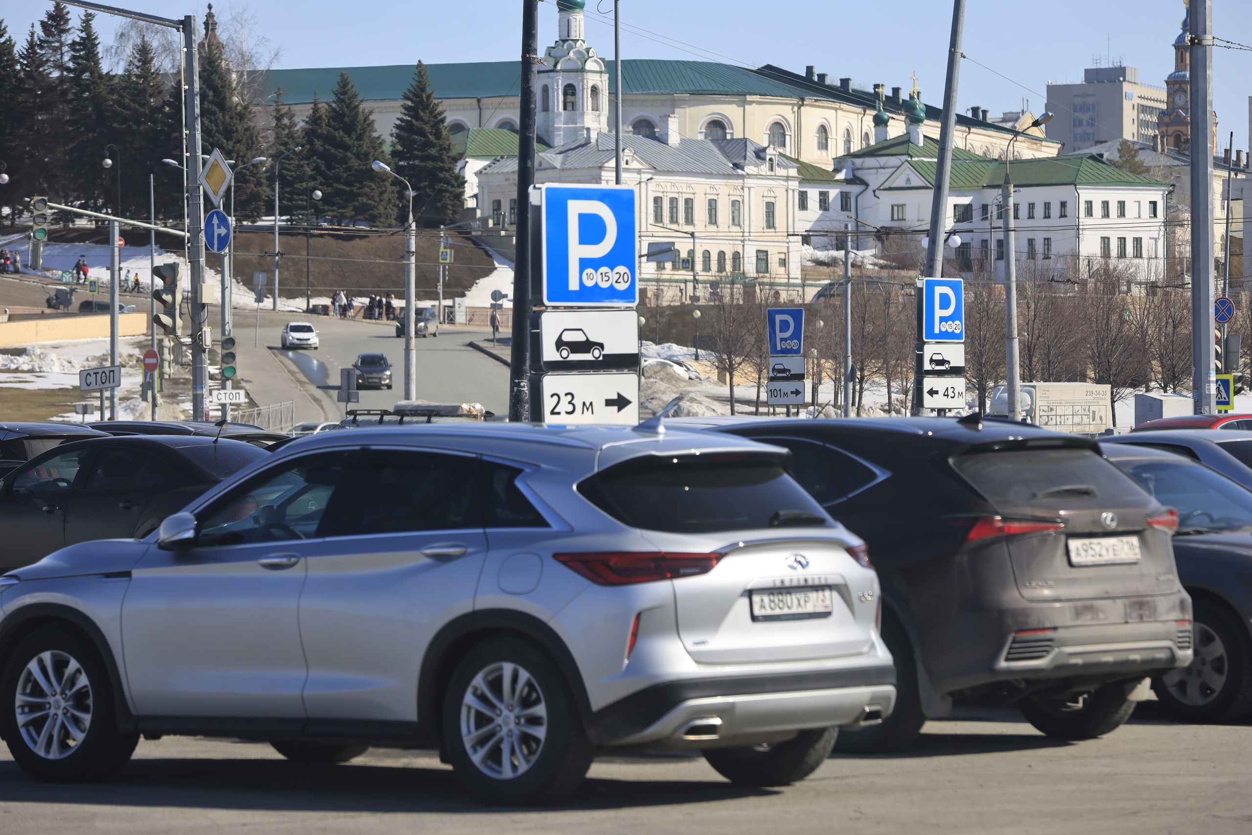 Казанцы устали от платных парковок с неисправной оплатой и нечищеными  местами