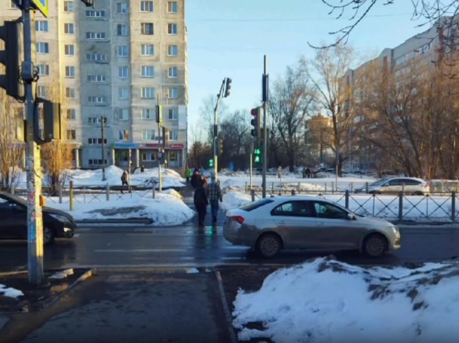 Водитель Skoda сбил двух девочек на улице Фучика в Казани и обвинил их