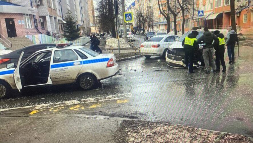 Иномарка протаранила машину ДПС в Авиастроительном районе Казани