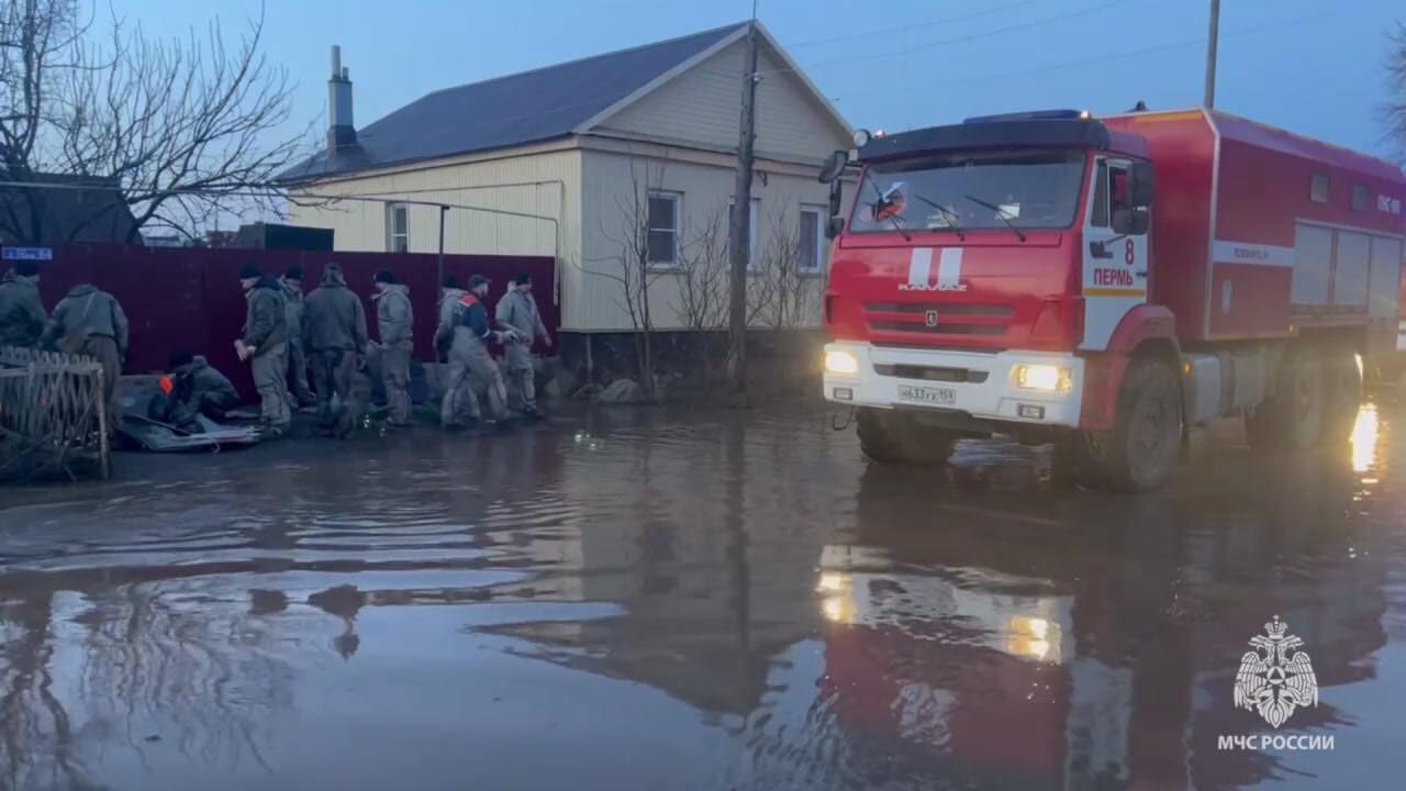 МЧС: в Орске подтопило 600 домов из-за прорыва дамбы