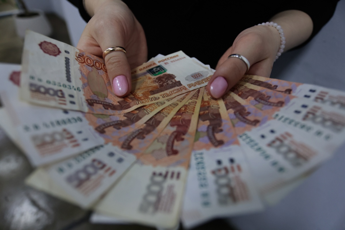 Разница в средних зарплатах между регионами России достигла 4,4 раза