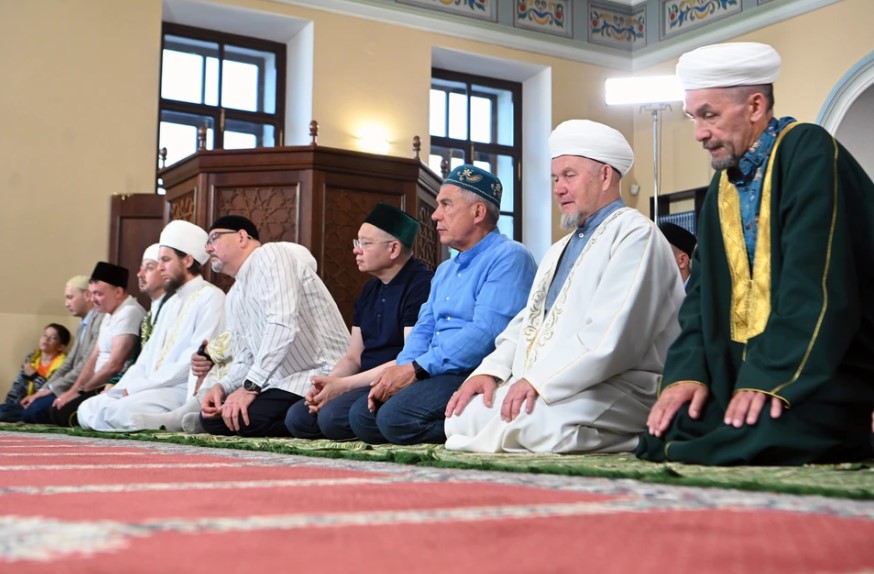 Минниханов и Метшин совершили намаз в Галеевской мечети
