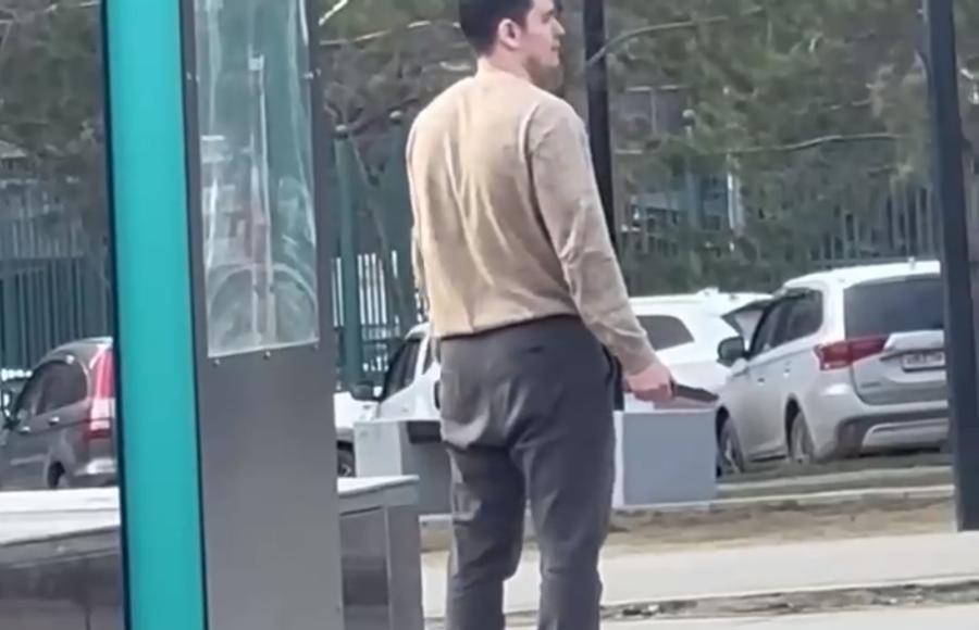 В центре Уфы парень ударил ножом двух полицейских и себя