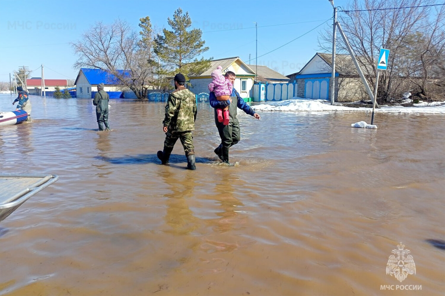 Из Казани в Оренбург отправили сводный мобильный отряд