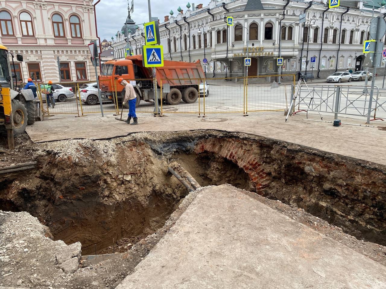 Специалисты в Казани ремонтировали трубы и нашли под землей старую церковь