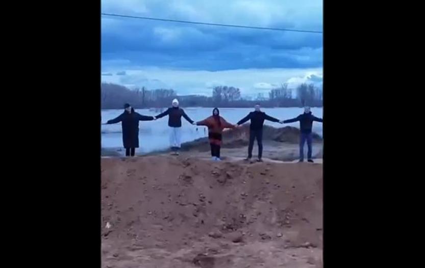 Жители поселка под Оренбургом спаслись от потопа, сами построив дамбу