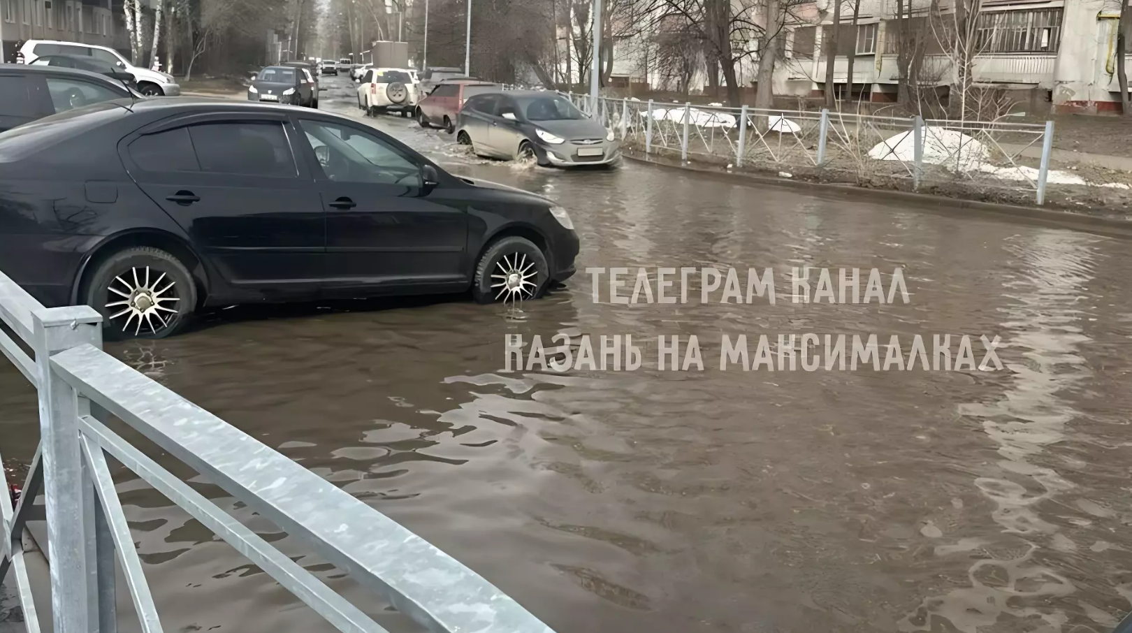 Прокуратура Казани проверила инцидент с затопленной улицей возле школы