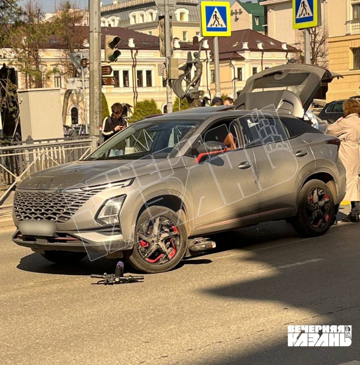 Иномарка переехала самокат в центре Казани