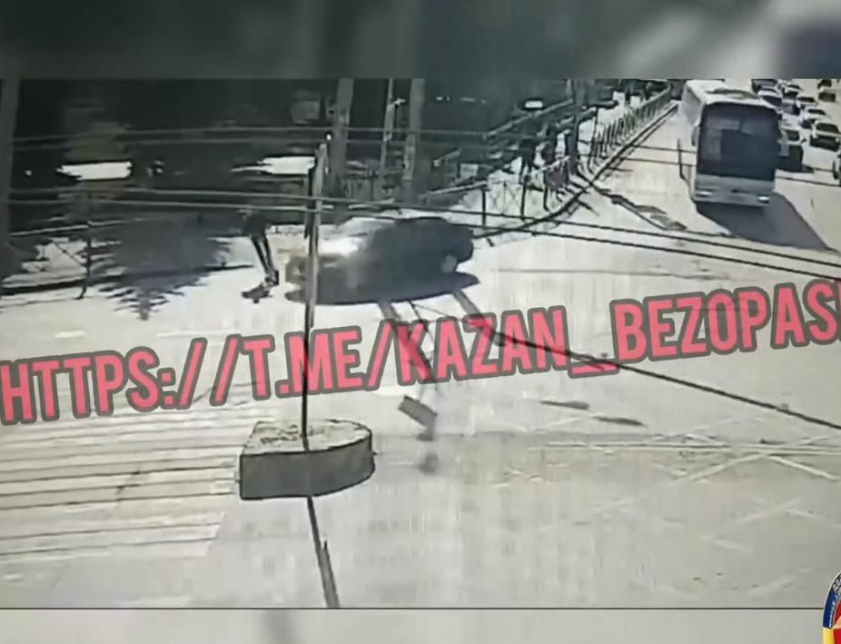 Появилось видео наезда иномарки на самокатчика в центре Казани