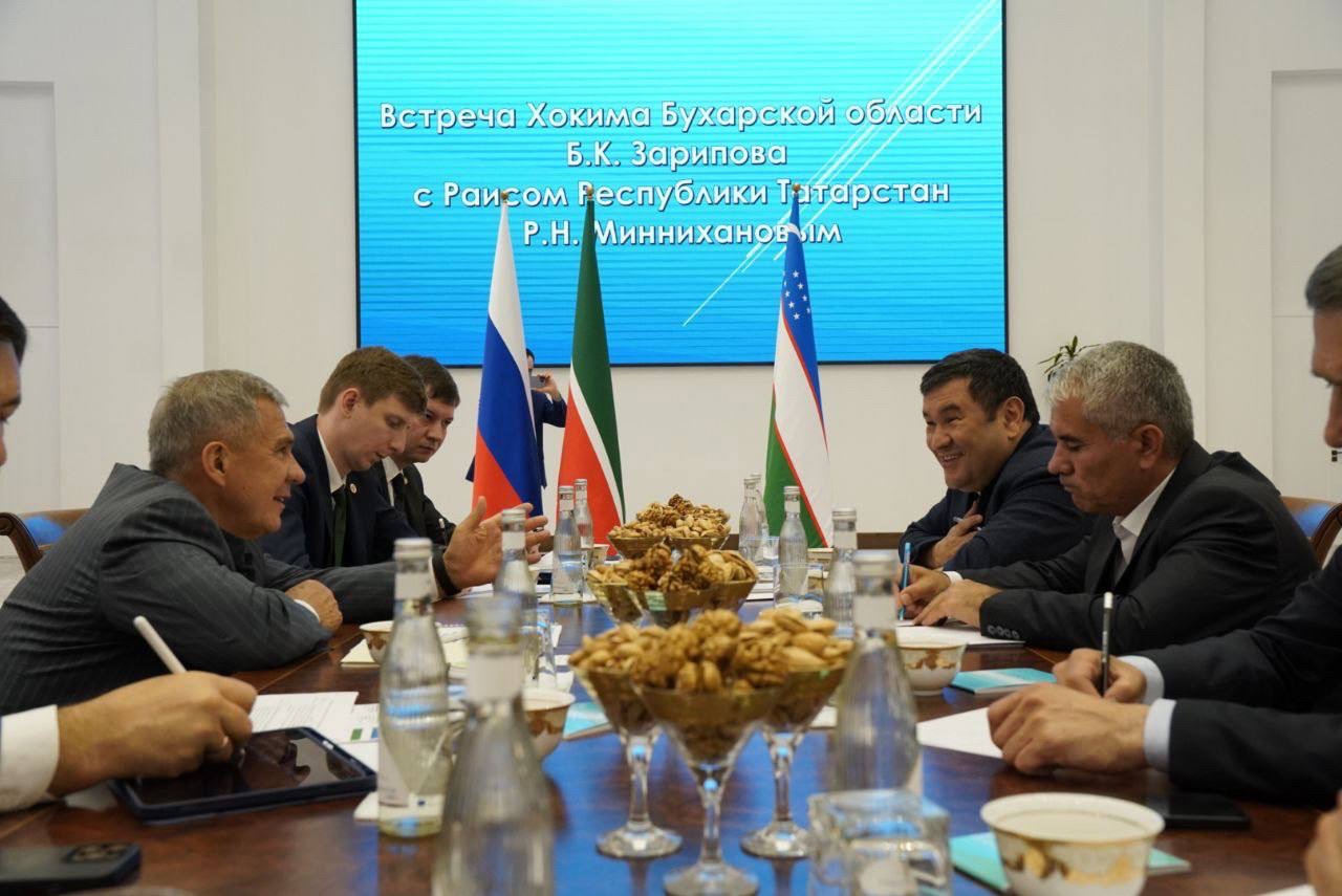 Минниханов обсудил развитие промпарка в Бухарской области