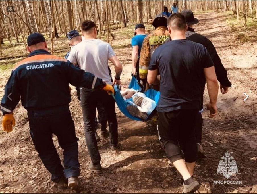 В Казани спасатели доставили пострадавшую в лесу женщину к скорой